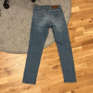 Blå jeans från Tiger of Sweden - Snygga blå jeans från Tiger of Sweden som knappt är använda. Priset går att diskutera vid en snabb affär