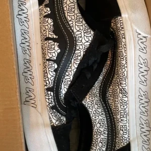 Svarta och vita sneakers från Vans - Coola Vans sneakers med svart och vit design. Skorna har ett unikt mönster och klassisk snörning. Perfekta för en avslappnad stil.