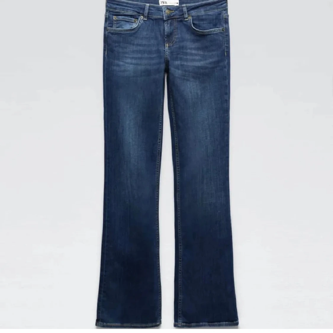 Blå lågmidjade bootcut jeans