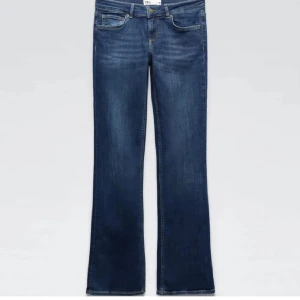 Blå lågmidjade bootcut jeans - Snygga blå bootcut jeans med klassisk femficksdesign och dragkedja. Perfekta för en avslappnad stil. 