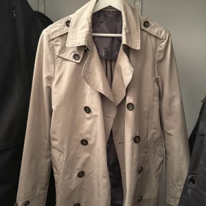 Zara Trenchcoat - Snygg trenchcoat i Strl S som är lite kortare! Använd max 5 gånger.