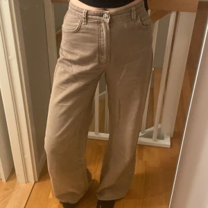 Ljusbruna wide leg byxor från Bershka - Ljusbruna byxor från Berhska. Högmidjade med vida ben. Har varit ett par favoritbyxor så högra fickan baktill är lite sliten men går fortfarande utmärkt att använda.  