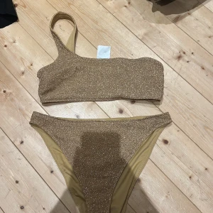Guldig bikini - Jättefin bikini strl 36 aldrig använt då den e förliten säljer båda delarna för 100