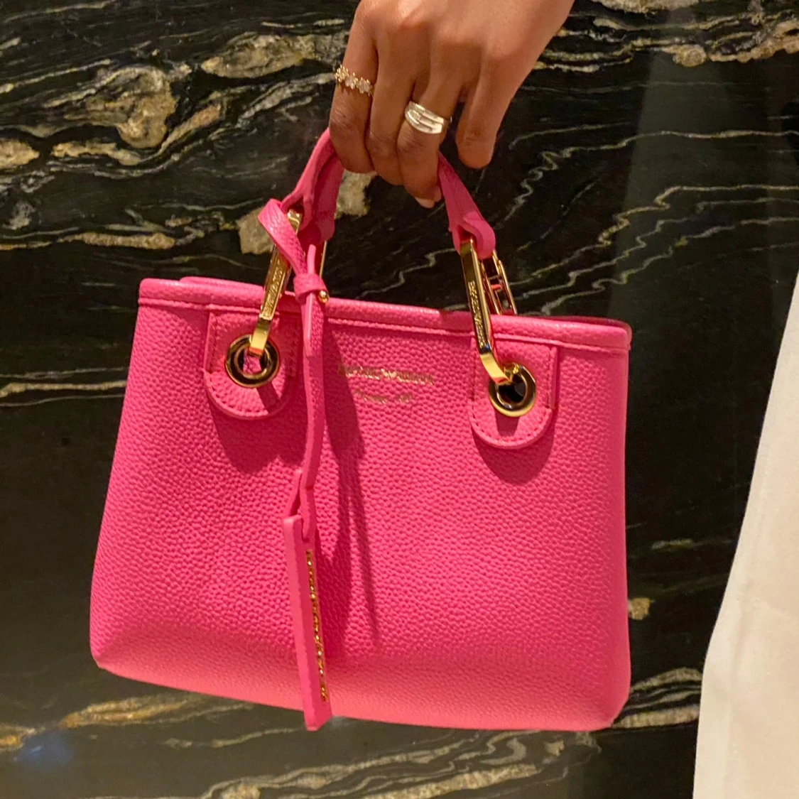 Rosa Armani handväska med gulddetaljer - 90