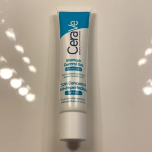 CeraVe Blemish Control Gel - CeraVe Blemish Control Gel med AHA och BHA för att bekämpa orenheter. Innehåller tre essentiella ceramider, niacinamid och salicylsyra för att förbättra hudens utseende. Perfekt för daglig användning för en klarare hud. Endast testad!