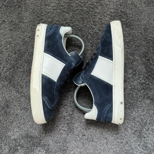 Valentino Flycrew skor - Valentino Fllycrew skor | Använda väldigt lite, tappat två nitar | Storlek: 37,5 passar även 38,5 | Ingår: Endast skorna | Frakt spårbart via Postnord eller Instabox | Hör av dig om du har en fråga🙌🏼🤝