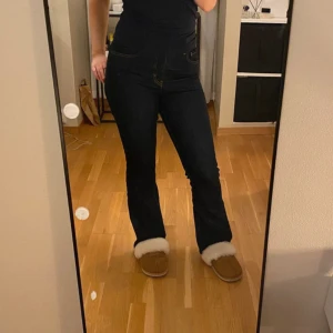 Levis jeans - High waist bootcut jeans från Levis. Jättefint skick, endast använda ngr gånger. Väldigt stretchiga, st 28. Mörkblå. Midjemått rakt över 37, innerbenslängden 76. 