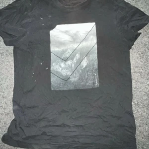 Svart T-shirt  - Använd men är för liten 