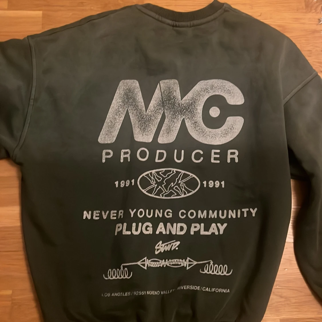 Grön sweatshirt från Never Young Community storlek s - 90