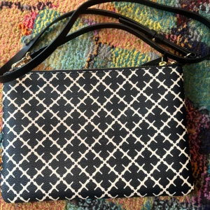 Svart och vit mönstrad axelväska från Malene Birger - Snygg axelväska från Marlene Birger med ett stilrent svart och vitt mönster. Väskan har en praktisk dragkedja och är perfekt för att bära dina nödvändigheter. Den är helt oanvänd och i mycket bra skick. Ordinarie pris på väskan är 900kr. Köparen står själv för frakten.