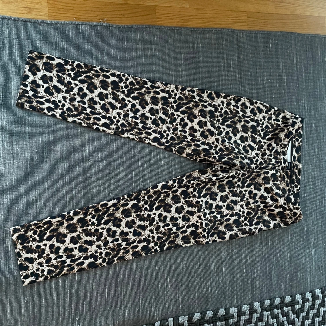 Leopardmönstrade byxor från Esmara