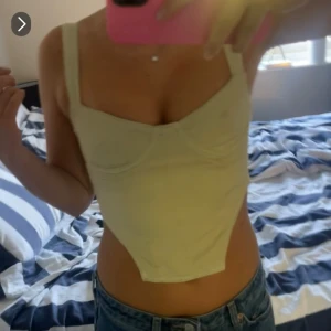 Korsett från ZARA - Jättefin korsett från zara, perfekt till fest och vardag en fin sommarkväll. Säljer även en i vit om ni går in i min profil. 🩷