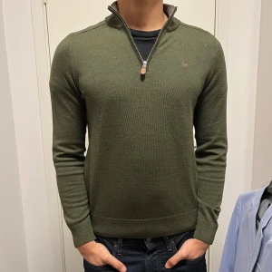 John Merino Half Zip Olive - Snygg olivgrön tröja från Morris i 100% merinoull.  Lite kort på mig som är 184, rekommenderas för dig som är 175-180. Nypris 1799, mitt pris 499