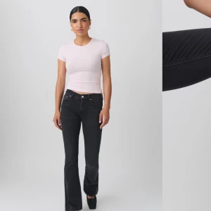 Lågmidjade jeans!  - Säljer dessa super snygga jeans från Gina! Använda men i bra skick! Jag har klippt av dom då dom var för långa för mig! Därför lite billigare 🥰🥰kan kanske gå ner lite i pris vid snabbt köp!