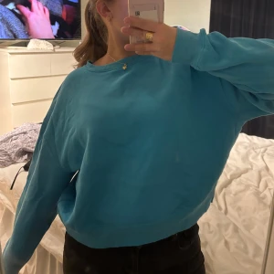 Blå sweatshirt - Fin färg och knappt använd 