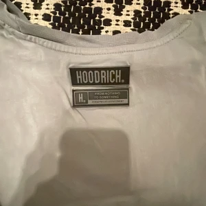 Grå shorts från Hoodrich - Säljer ett par grå shorts från Hoodrich med elastisk midja och snörning. Perfekta för en avslappnad stil. Matchande t-shirt finns också.passar personen mellan 145 till 158