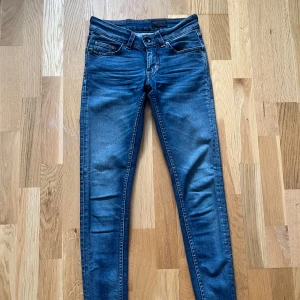 Blå jeans från Tiger of Sweden - Snygga blå jeans från Tiger of Sweden i modellen Slender. De har en klassisk femficksdesign och är tillverkade i Italien. Perfekta för en stilren look.mycket sparsamt använda.