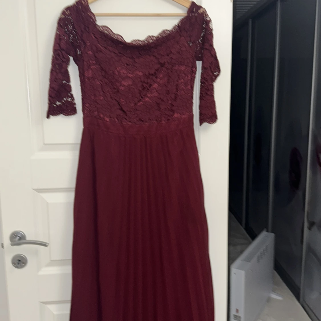 Vinröd spetsklänning