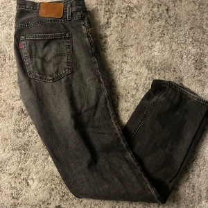Levis 501or - Svarta 501 levis jeans i storlek w32, L34. Nypris ligger på runt 1000kr. Lite defekt på nedre delen på benet( syns på sista bilden). Skriv vid funderingar