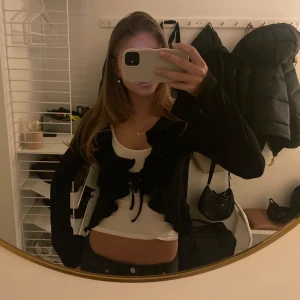 Svart bolerotopp med volang - Sååå snygg bolerotopp med knytning och volanger!! Passar perfekt till fest💓💓 