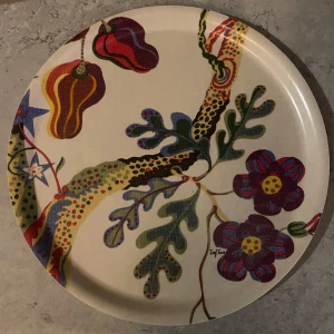 Svenskt Tenn bricka - 31 cm Rund bricka från Svenskt tenn i motivet 'Vegetable Tree' designad av Josef Frank. Helt ny!