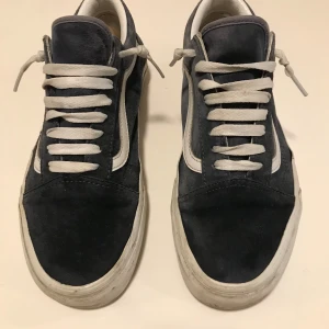 Mörkblå vans  - Snygga blåa sneakers med vita snören och sula. Skorna har en klassisk design med en vit rand längs sidan. Perfekta för en avslappnad stil. Orginal box med följer