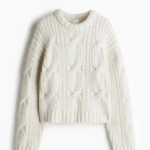 Vit stickad tröja  - Säljer denna slutsålda stickade tröja som aldrig är använd med prislappen kvar. Nypris: 400kr. Hör av er vid funderingar eller för fler bilder😊