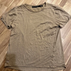 Beige t-shirt  - Enkel och stilren beige t-shirt från Lager 157 i storlek L. Den har en avslappnad passform och korta ärmar. Oanvänd!