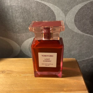 Tom Ford Lost Cherry 95/100 ML - Tom Ford lost cherry. Nypris för 100ml över 5000kr. Fungerar både för killar och tjejer. Tveka inte att fråga om pris, bilder eller mer info. Kan även legit checka med siffrorna på undersidan.