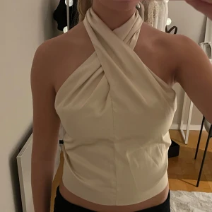 Champagnefärgad topp - Så fin fest topp från bikbok. Man knyter den runt halsen, öppen rygg. Passar bra till fest och andra aktiviteter.❤️