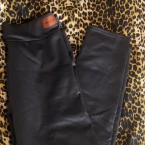 Svarta leggings med fleecefoder - Mysiga svarta leggings med mjukt fleecefoder, perfekta för kyliga dagar. De har en elastisk midja och är gjorda i ett stretchigt material för extra komfort.