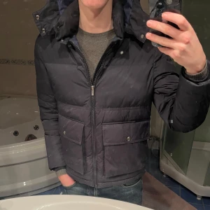 Massimo dutti puffer jacket  - | Säljer en riktigt snygg puffer jacket som passar perfekt för vintern | Märke: Massimo dutti | Skick: 8/10 | Storlek: S | Skriv för fler frågor och bilder! | 