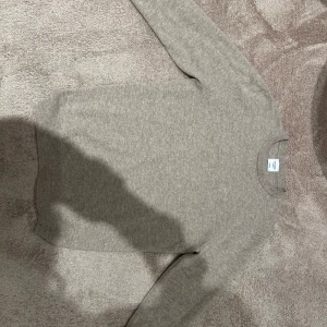 Beige kashmirtröja från John Henric - Säljer denna populära kashmirtröja från John Henric i beige färg - tröjan är helt ny och oanvänd - stlk M - Pris : 799 kr