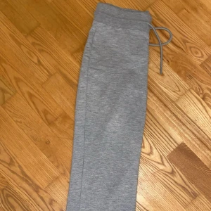 Grå mjukisbyxor - Säljer ett par grå mjukisbyxor från lager 157kr, dem har knappt andvänts💗bootcut och ganska low waist man kan också vika ner kanten för att få dem ännu lägre