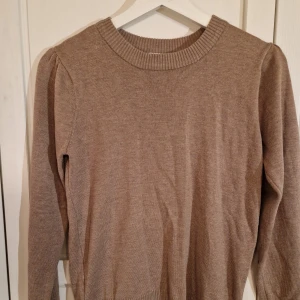 Tröja från Saint Tropez - Säljer en stilren brun tröja från Saint Tropez i strl S. Tröjan har en rund halsringning och långa ärmar, perfekt för en avslappnad look. Tillverkad i ett mjukt material som känns skönt mot huden. Väldigt sparsamt anvönd.