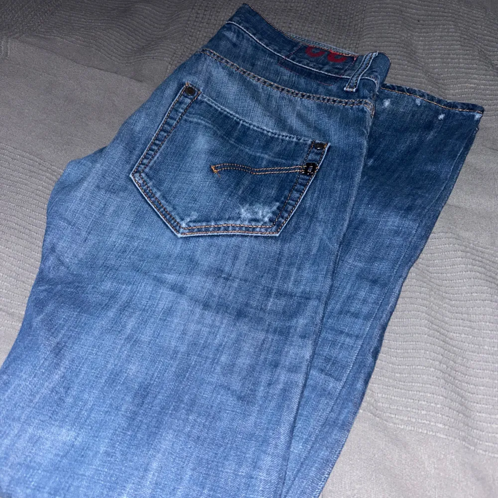 |Dondup jeans storlek 32|109cm långa, midja 43cm. Ett par riktigt feta limiterade Dondup jeans som är perfekt till dig som varken vill att dina jeans ska vara för tighta eller för baggy. Inga slitage och skicket är felfritt. Kom privat om du skulle ha några funderingar!. Farkut & Housut.