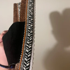 Svarta sandaler från Graceland - Snygga svarta sandaler från Graceland med bred rem i mocka och dekorativ sula med flätat mönster. Perfekta för en avslappnad stil.