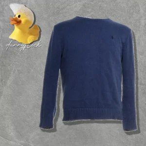 Ralph Lauren tröja - Säljer denna blåa stickade ralph lauren tröja. Den är ganska tjock o e perfekt för kalla dagar. Fin färg. Storlek S, passar folk runt 164-172cm. Bra skick. Pris kan diskuteras.