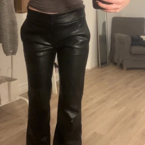 Svarta skinnbyxor - Snygga svarta skinnbyxor från bershka💕använda fåtal gånger då dom är för stora🩷har sytt upp dom själv vid fötterna och därav lite ojämna sömmar men inget man tänker på💕