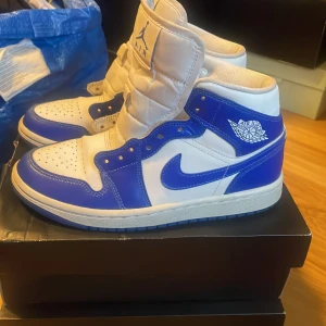 Air Jordan 1 Mid  - Väldigt fin skick men tyvärr ingen låda. st 37,5 