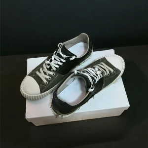 Maison margiela skor - Säljer dessa sjukt feta Maison margiela evolutions i färgen ”military green” i Storlek 44. Nypris ligger på cirka 6500kr. Kan tänka mig gå ner i pris vid snabb affär! Hör av dig vid frågor eller funderingar!👋