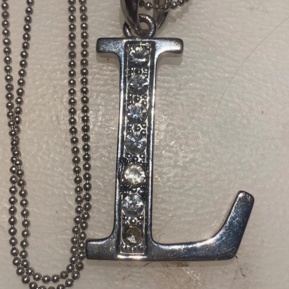 Silverfärgat halsband med bokstaven L - 90