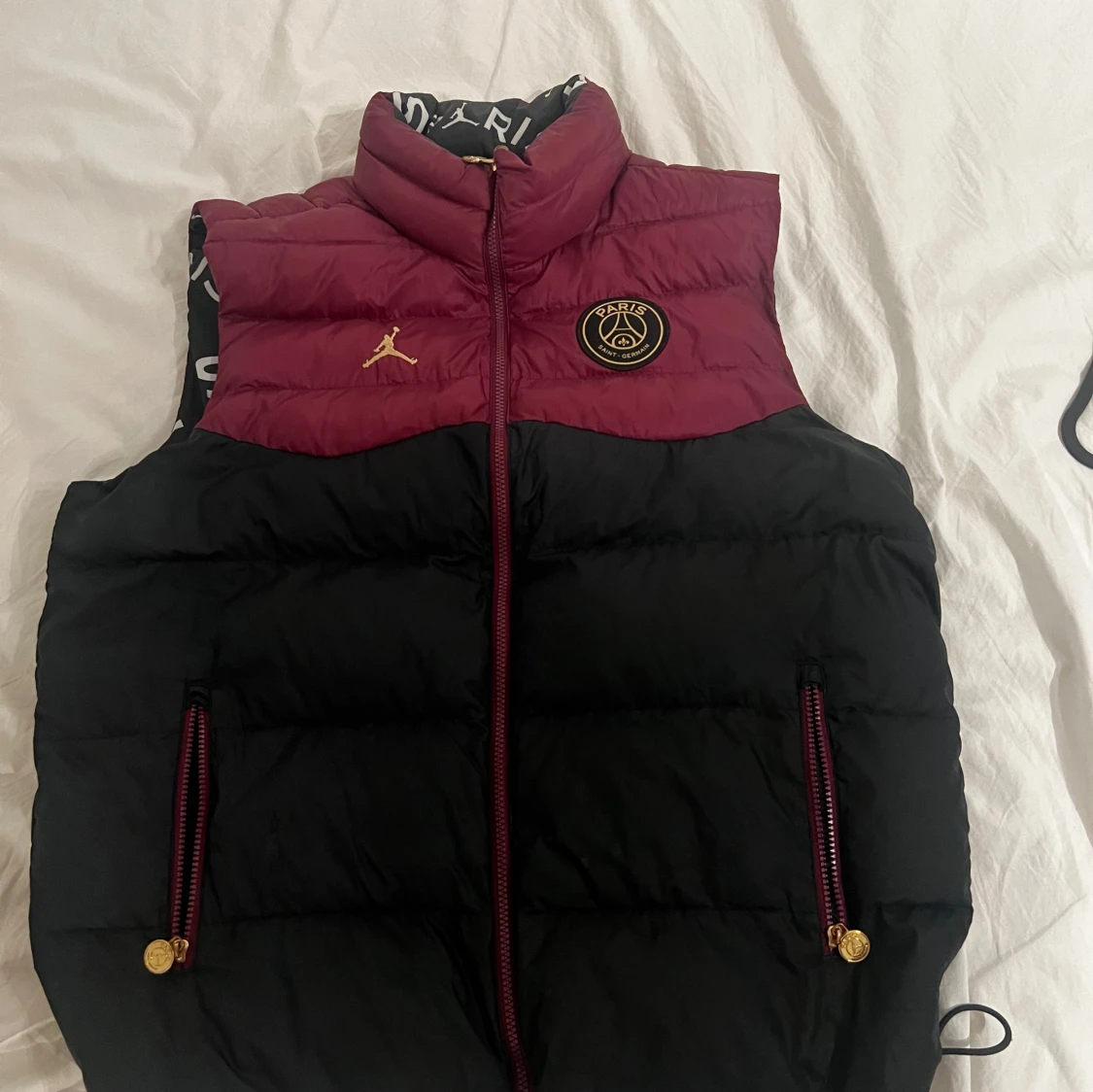 Svart och vinröd dunväst från Jordan x PSG