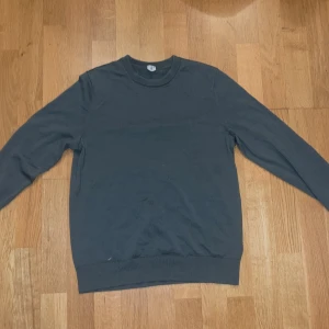 Grön tröja från Arket - Säljer en enkel och stilren grön tröja i merinoull från Arket. Tröjan är knappt använd då jag säljer den eftersom den är för liten. storleken är S. Nypris ca 1000 kr. Priset är inte hugget i sten och är villig att förhandla.