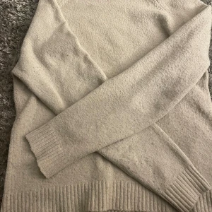Beige tröja från Vero Moda - Vero Moda tröja i storlek XS. Tröjan är i bra sick!! Pris kan diskuteras sänker vi snabb affär 💕💕