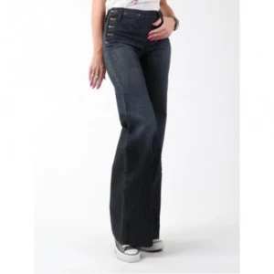 Mörkblå bootcut jeans - Snygga mörkblå bootcut jeans med hög midja och knapprad på sidan. Perfekta för en avslappnad men stilren look. Passar bra med sneakers eller klackar.