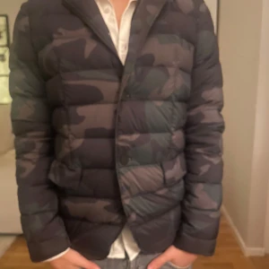 Camouflage dunjacka från Zadig Voltaire - Helt ny dunjacka från Zadig voltaire i storlek S