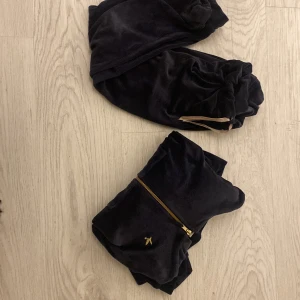 Svarta mjukisbyxor från Lindex - Säljer ett par marinblå mjukisbyxor från Lindex i barn storlek 128 Byxorna har en bekväm passform med snörning i midjan och en dragkedja som detalj. Perfekta för en avslappnad stil.