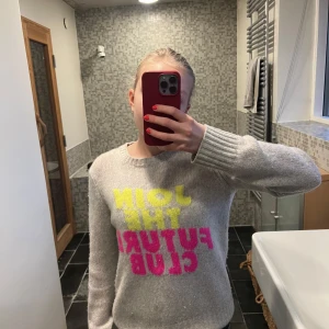 From Future tröja - Denna tröjan har inga defekter alls och är i ett väldigt bra skick. Den går inte att köpa längre från hemsidan så passa på nu när den finns om du gillar den. 