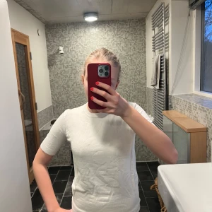  bomullst-shirt - Denna är i bra skick och har inga defekter. Den är en basic vit t shirt från Zara. Men den är inte som en vanlig t shirt utan den har ett tjockare material. Den har även en väldigt fin passform. Passar till det mesta och är ett måste i garderoben.